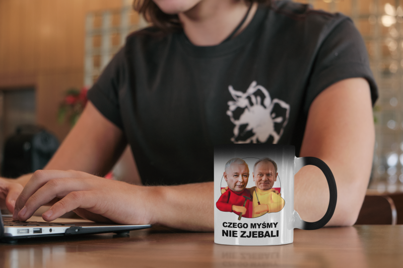 11-oz-magic-mug-mockup-featuring-a-man-working-31594.png