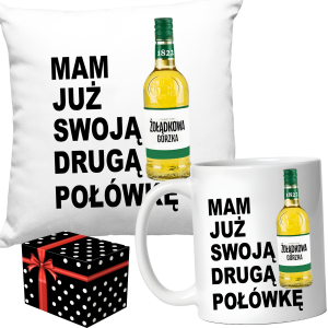 ZABAWNY ZESTAW PREZENT PODUSZKA + KUBEK MAM JUŻ SWOJĄ DRUGĄ POŁÓWKĘ